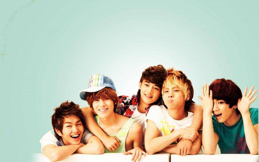Foto lawas SHINee dengan 5 personel. (www.wallpaperaccess.com)