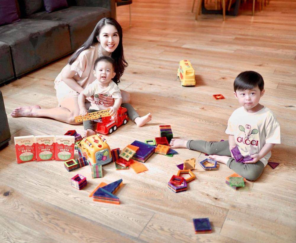 Sandra Dewi dan kedua anaknya (instagram.com/sandradewi88)