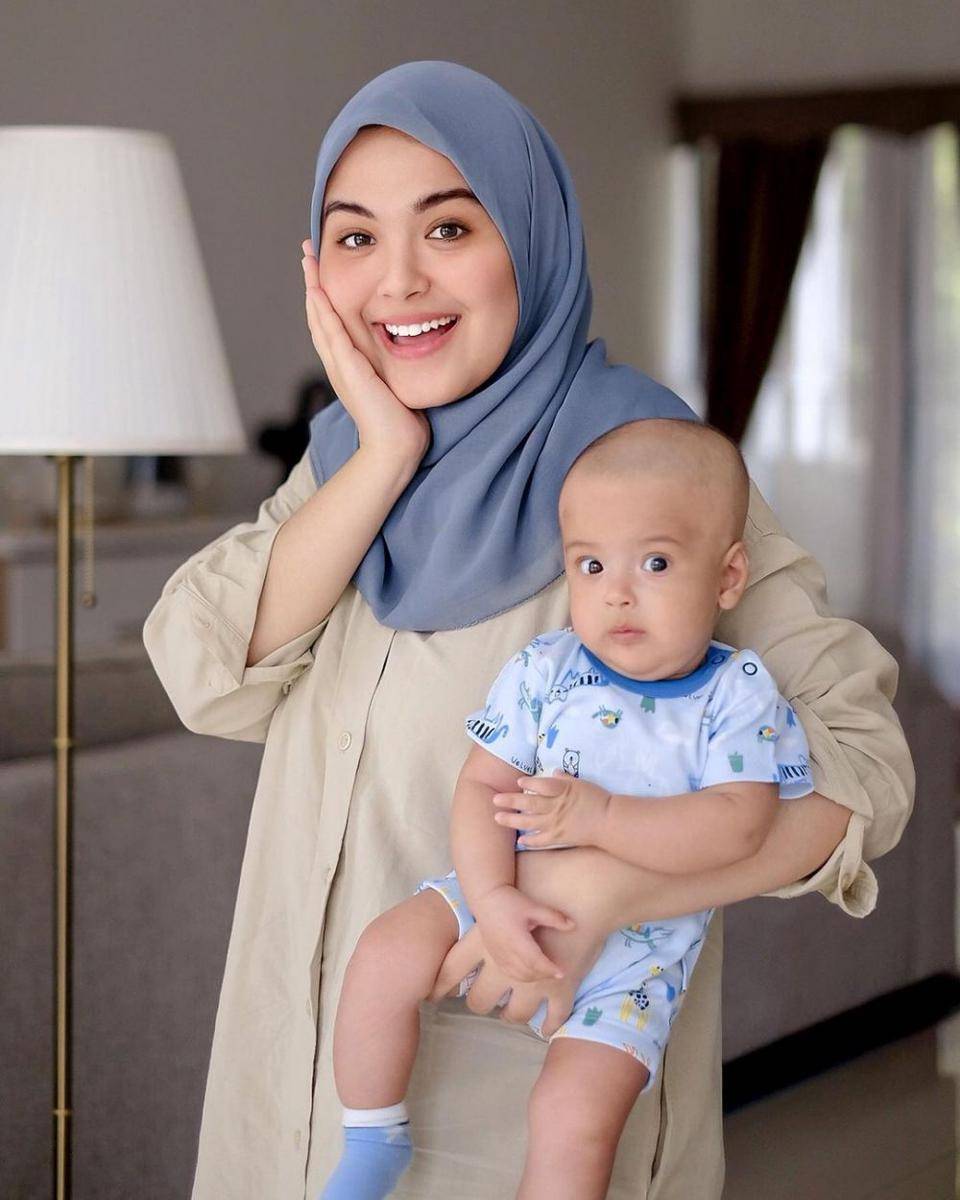 Vebby Palwinta dan anak (instagram.com/vebbypalwinta)