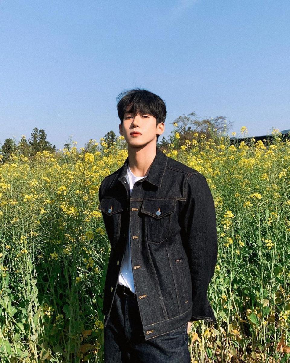 10 Ide Padu Padan Jaket Denim ala YouTuber Han Seungju, Keren Semua!