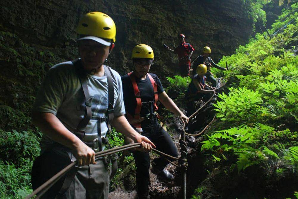 menuruni Goa Jomblang (instagram/jomblang_cave_id)