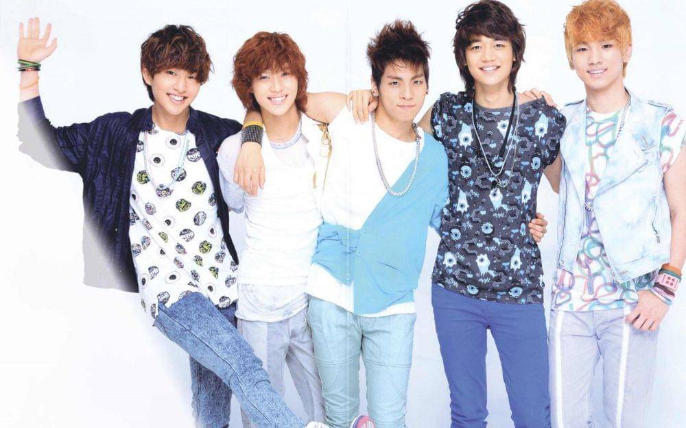 Foto lawas SHINee dengan 5 personel. (www.goldwallpapers.com)