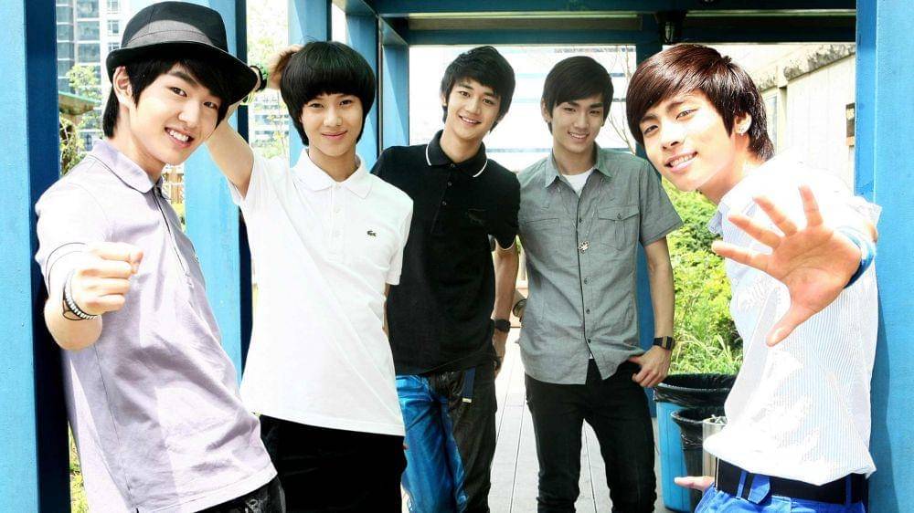Foto lawas SHINee dengan 5 personel. (www.wp.com)