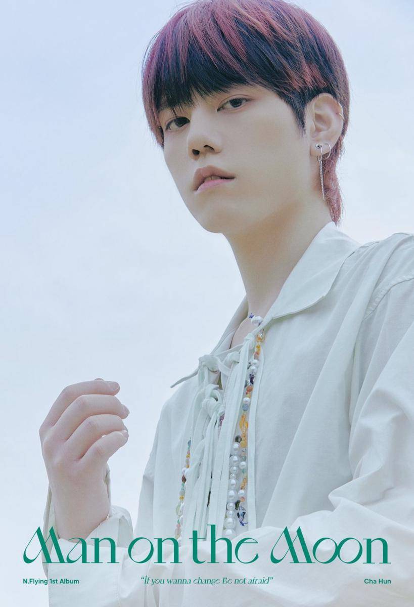 Hun N.Flying di jacket poster album Man on the Moon versi OUTSIDE. (twitter.com/NFlyingofficial)