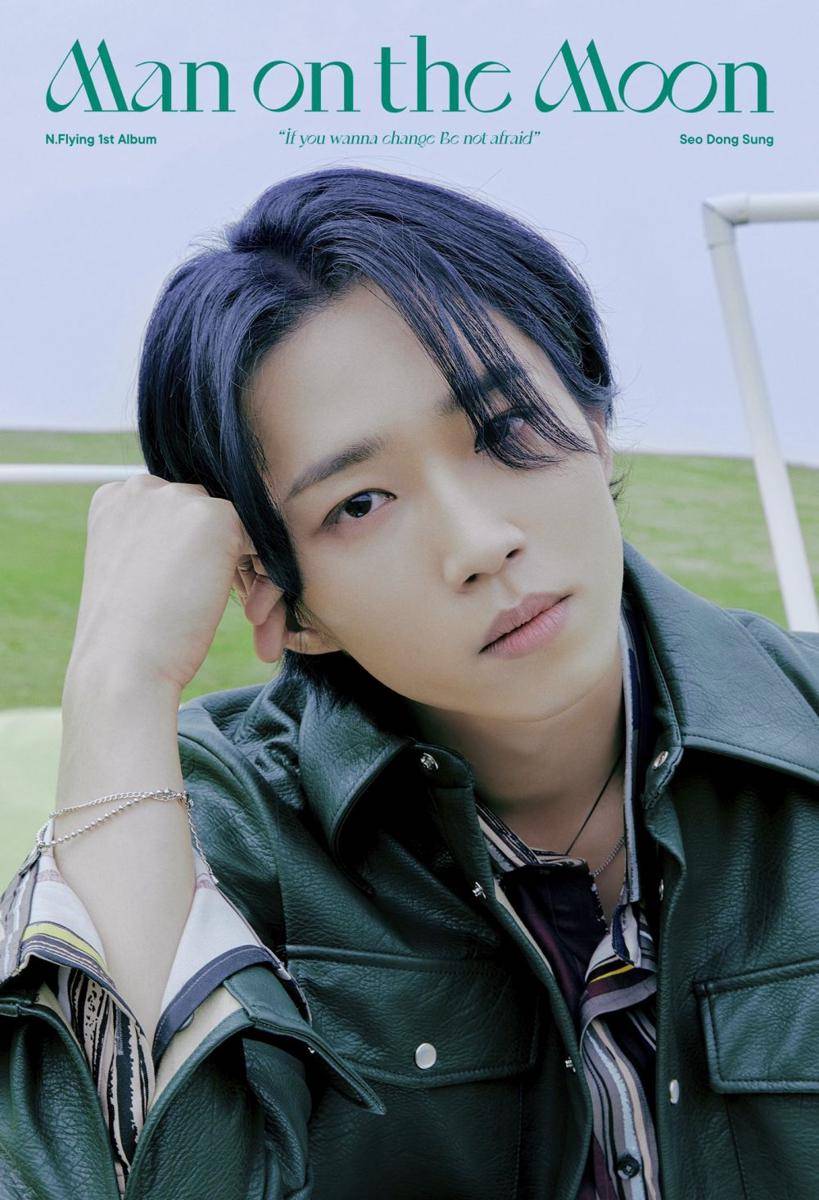 Dongsung N.Flying di jacket poster album Man on the Moon versi OUTSIDE. (twitter.com/NFlyingofficial)