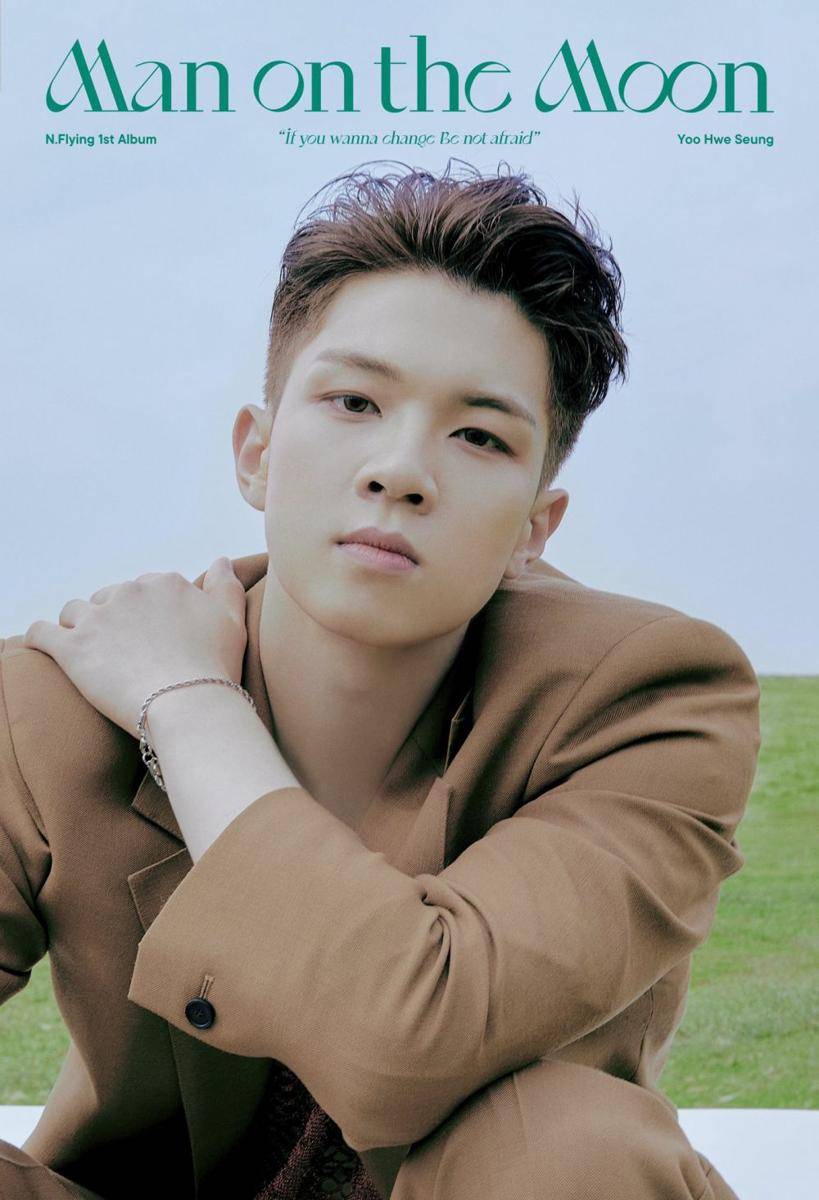 Hweseung N.Flying di jacket poster album Man on the Moon versi OUTSIDE. (twitter.com/NFlyingofficial)