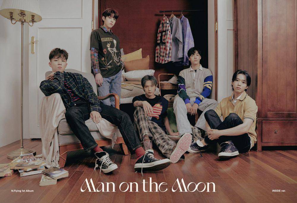 N.Flying di jacket poster album Man on the Moon versi INSIDE. (twitter.com/NFlyingofficial)
