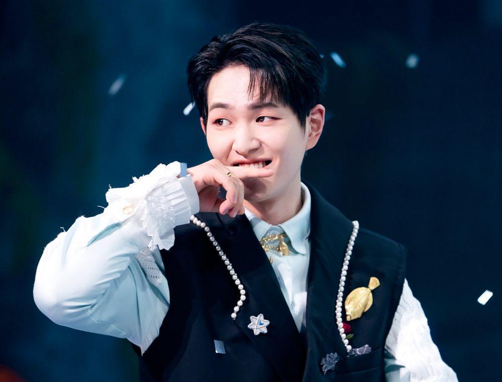 Bintangi Variety Show Baru, 10 Potret Onew SHINee dengan Rambut Hitam