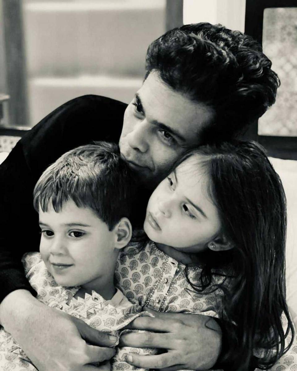Karan Johar dan dua anaknya (instagram.com/karanjohar)