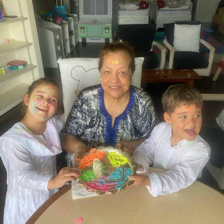 Roohi dan Yash bersama nenek (instagram.com/karanjohar)