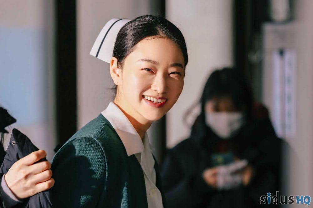 Kim Yi Kyung di belakang layar drama Youth of May. (post.naver.com/sidusHQ)