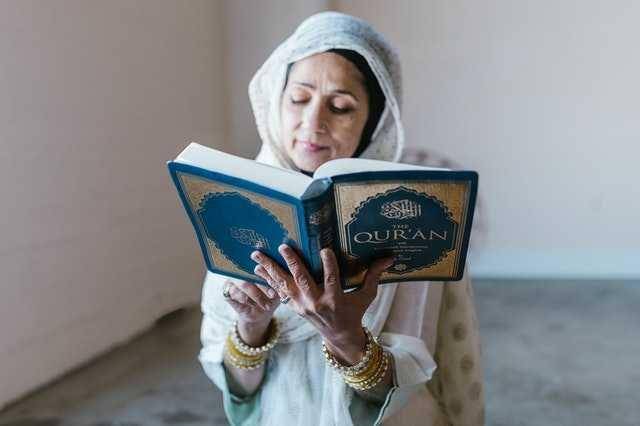ilustrasi membaca Al-Qur'an (pexels.com/Rodnae-prod)