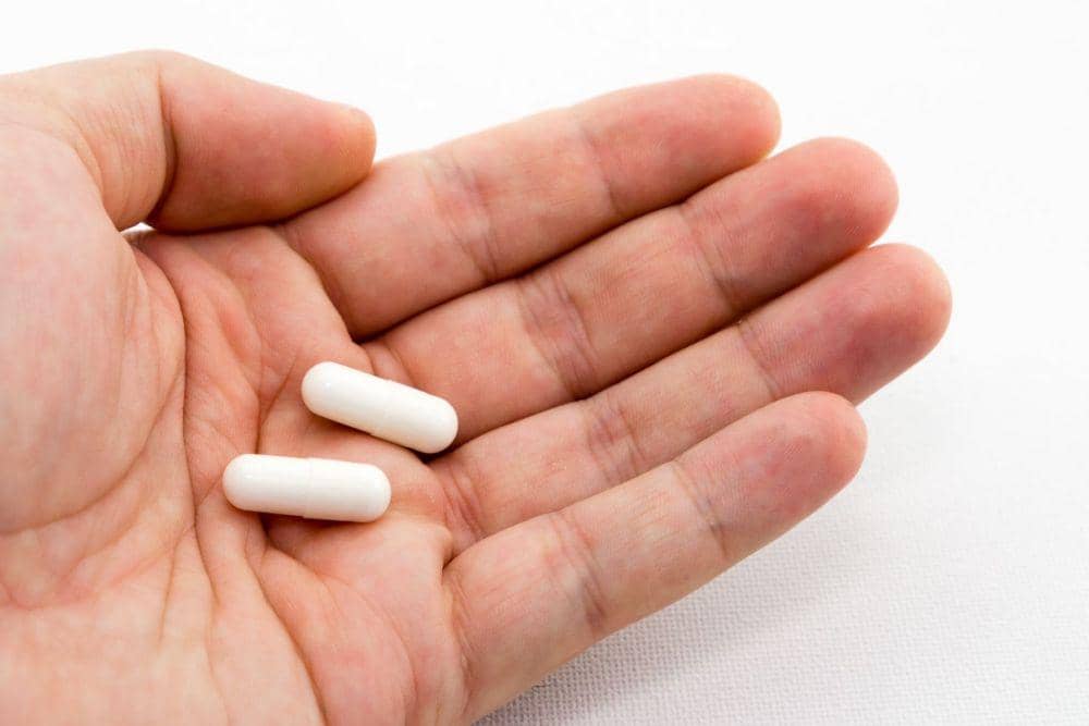 pengobatan dengan minum pil (freepik.com/wirestock)