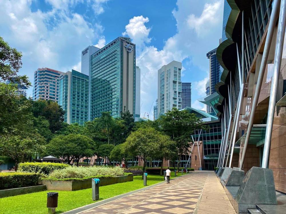 Taman yang asri dan gedung-gedung tinggi akan membuatmu terpukau. (instagram.com/klcityscapes)