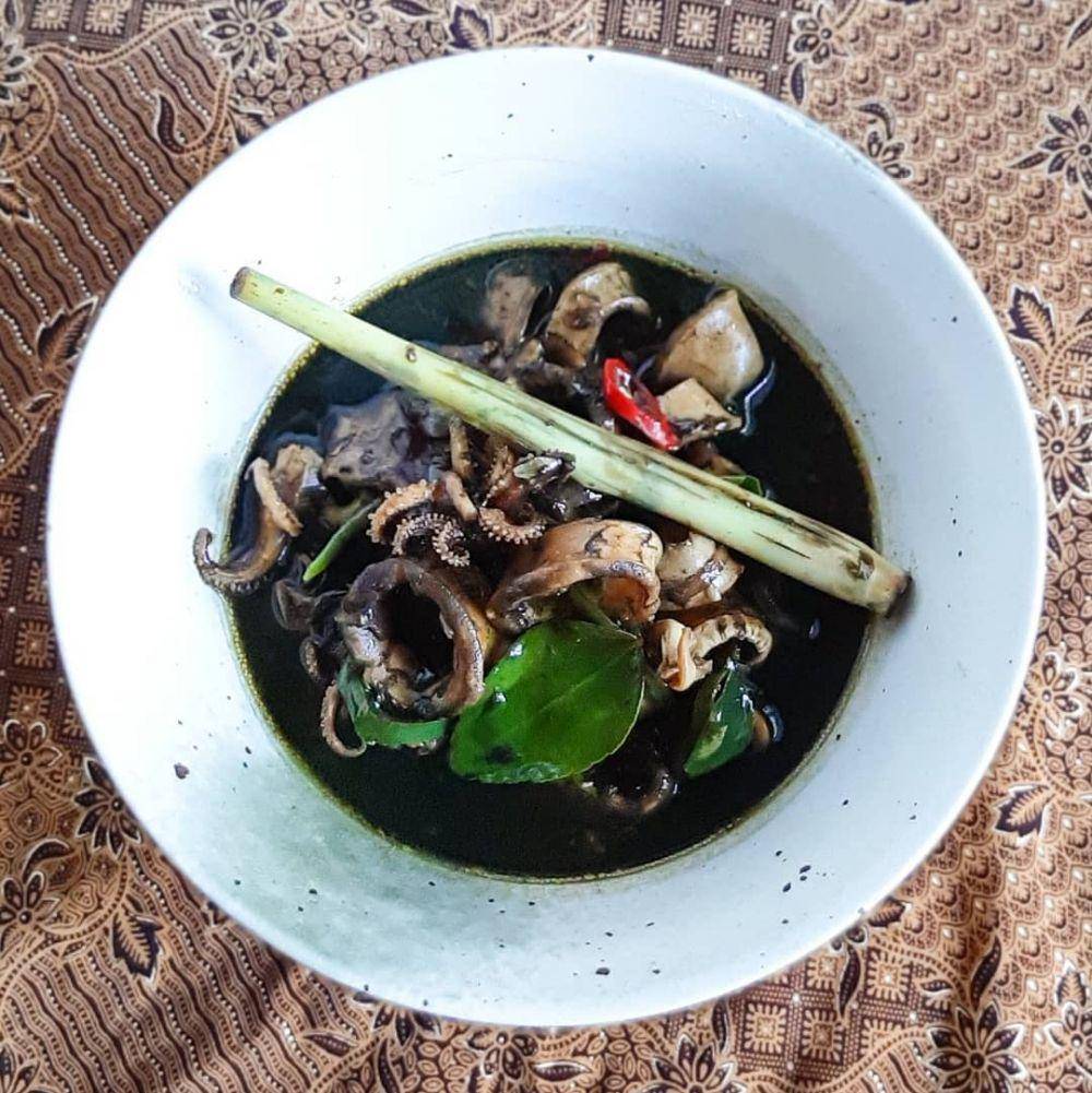 Sotong Masak Hitam (instagram.com/noeimod)