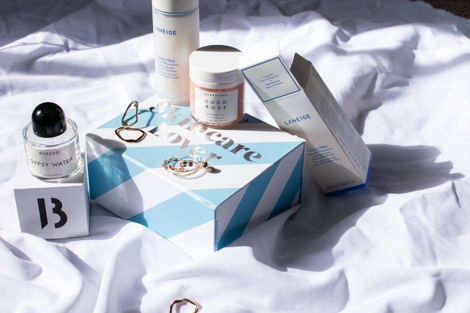 ilustrasi hadiah pernikahan sahabat (pexels.com/Jess @Harper Sunday)