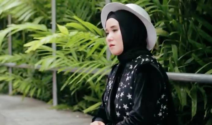 Eny Sagita dalam video klip 'Tresno Sudro' (youtube/ENY'S PRODUCTION)