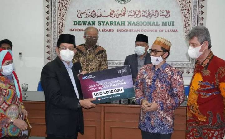 MUI saat menerima bantuan dana kemanusiaan dari Ustaz Adi Hidayat untuk pembangunan Rumah Sakit Indonesia Hebron di Palestina, Senin (24/5/2021). (ANTARA FOTO/HO-MUI/am.)