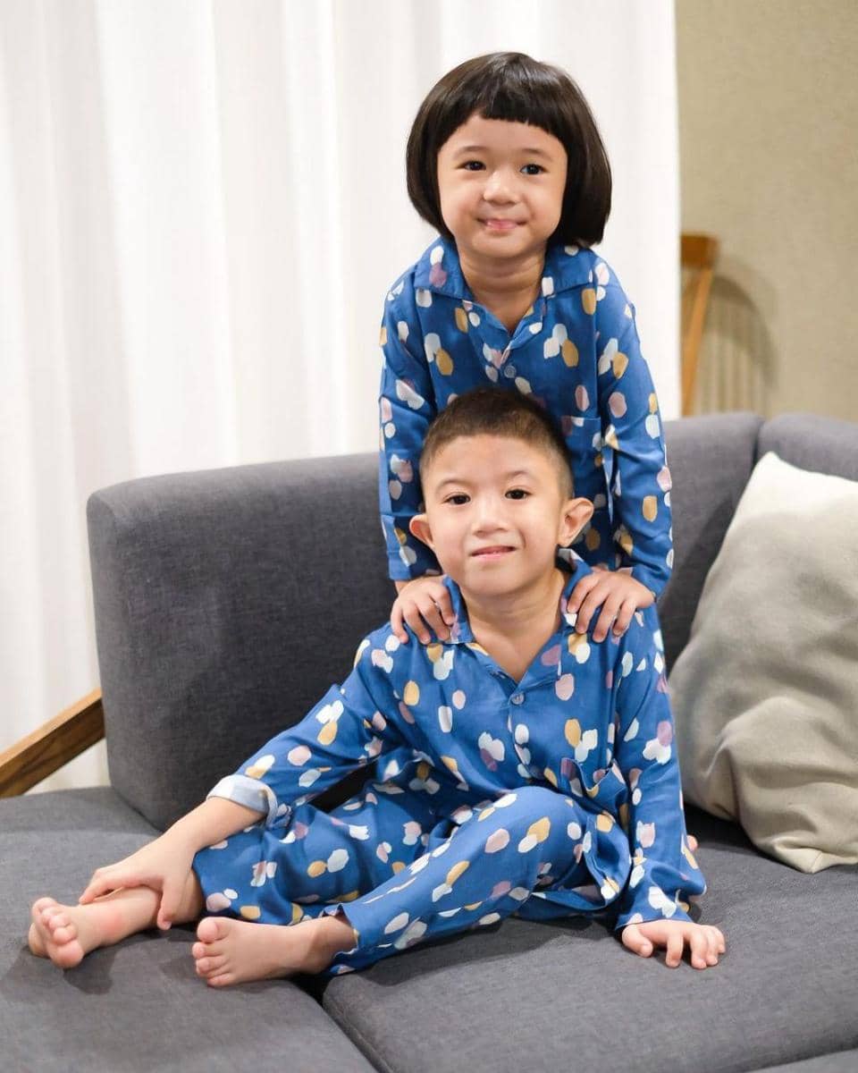 Uta dan Uti mengenakan baju senada. (instagram.com/missnyctagina)