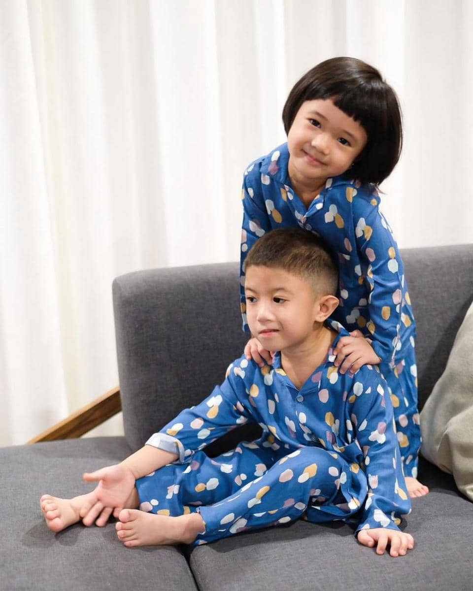 Uta dan Uti mengenakan baju senada. (instagram.com/missnyctagina)