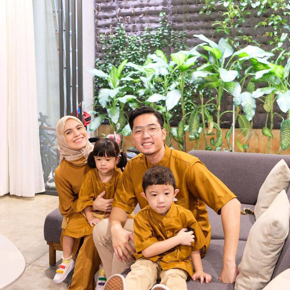 Uta dan Uti mengenakan baju senada. (instagram.com/missnyctagina)