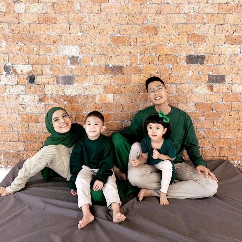 Uta dan Uti mengenakan baju senada. (instagram.com/missnyctagina)