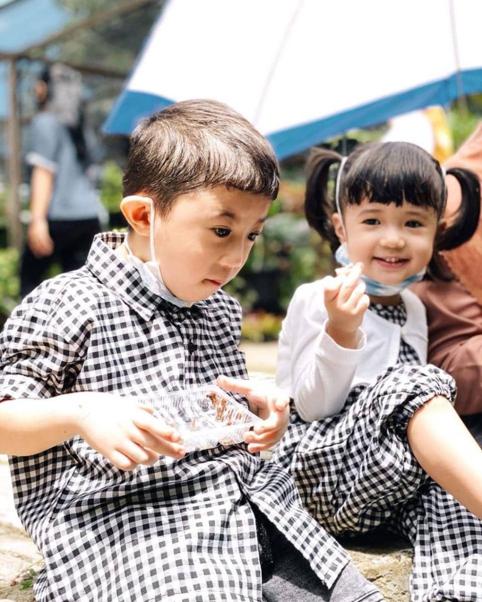 Uta dan Uti mengenakan baju senada. (instagram.com/missnyctagina)