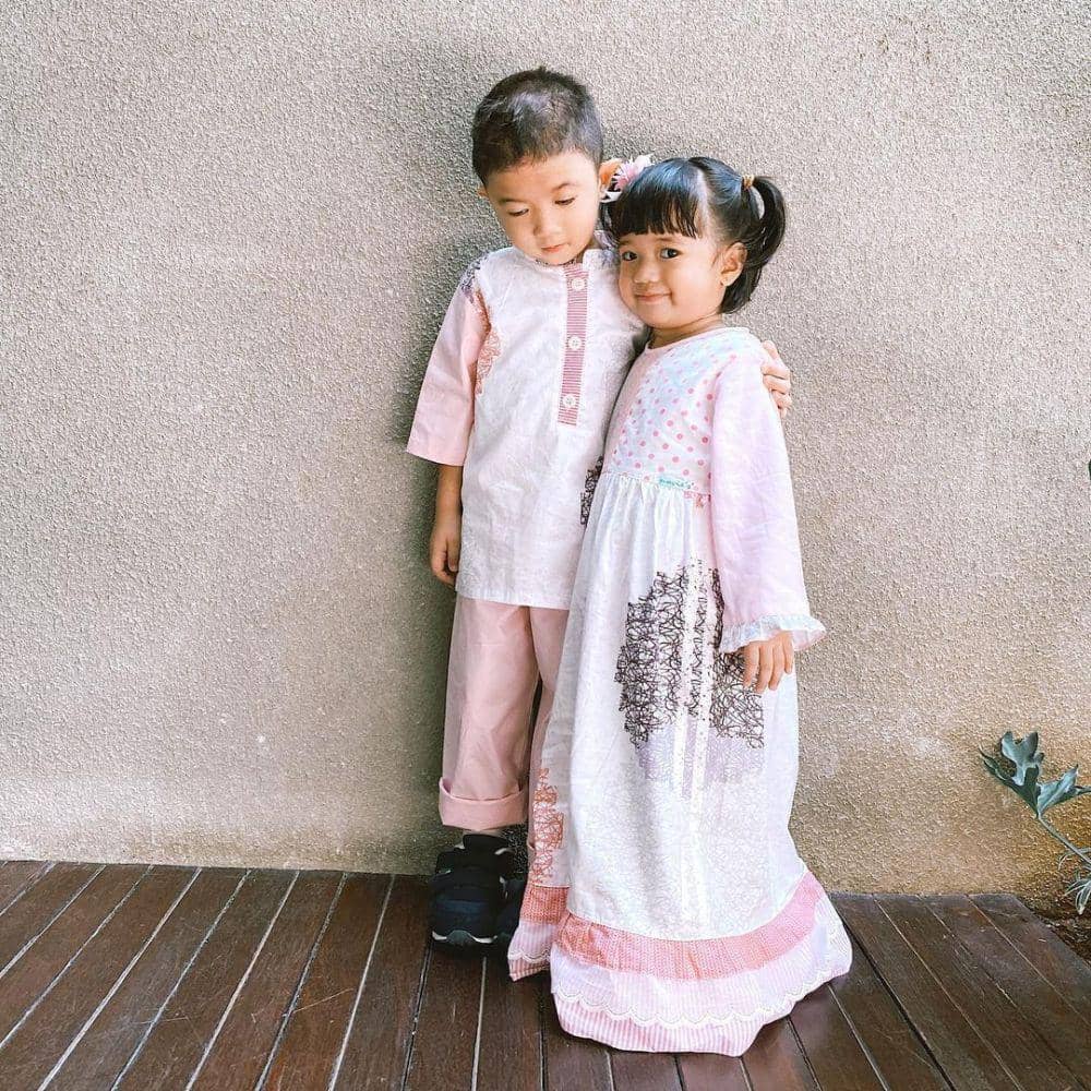 Uta dan Uti mengenakan baju senada. (instagram.com/missnyctagina)