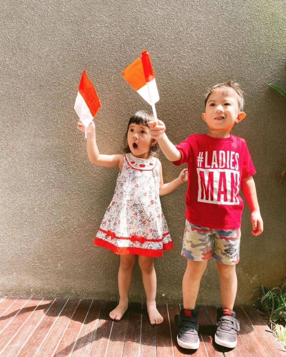 Uta dan Uti mengenakan baju senada. (instagram.com/missnyctagina)