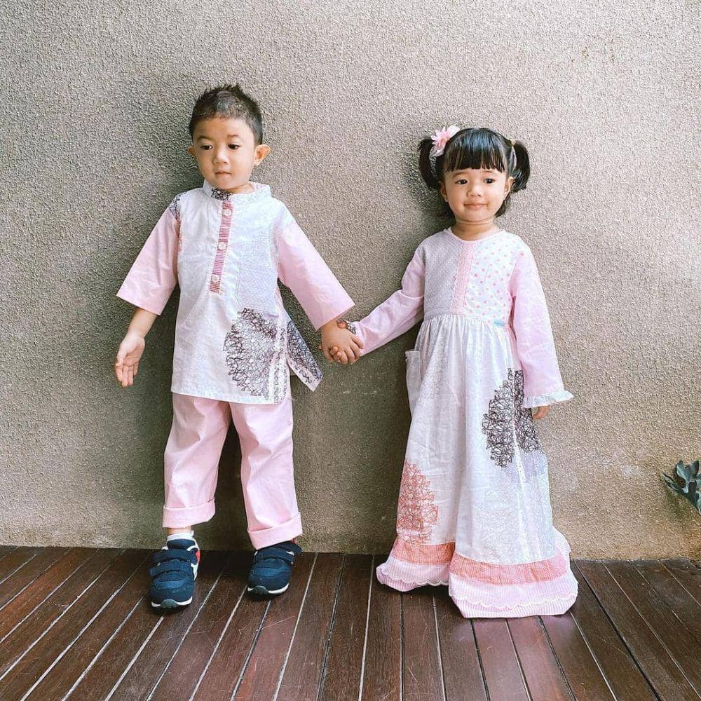 Uta dan Uti mengenakan baju senada. (instagram.com/missnyctagina)