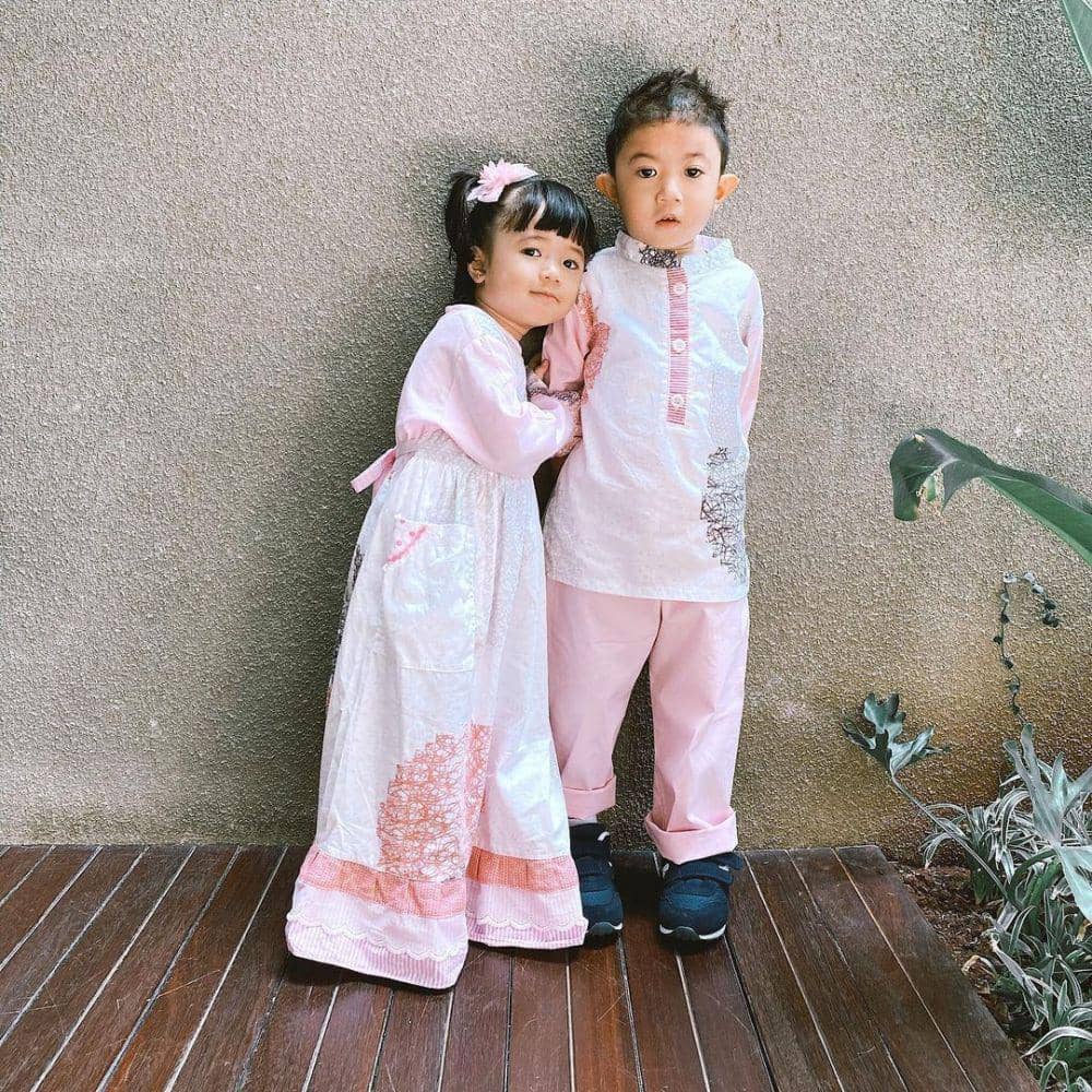 Uta dan Uti mengenakan baju senada. (instagram.com/missnyctagina)
