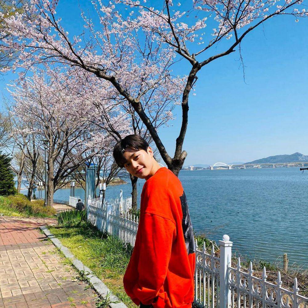 Song Kang (instagram.com/songkang_b)