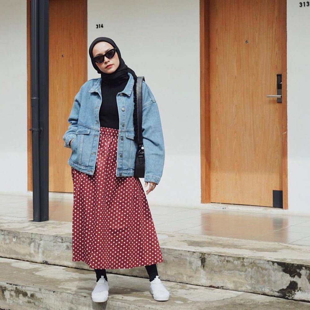 Outfit dengan bawahan rok ala selebgram Chairunnisa (instagram.com/nissachair)