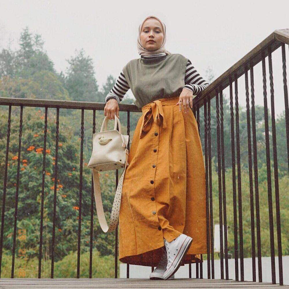 Outfit dengan bawahan rok ala selebgram Chairunnisa (instagram.com/nissachair)