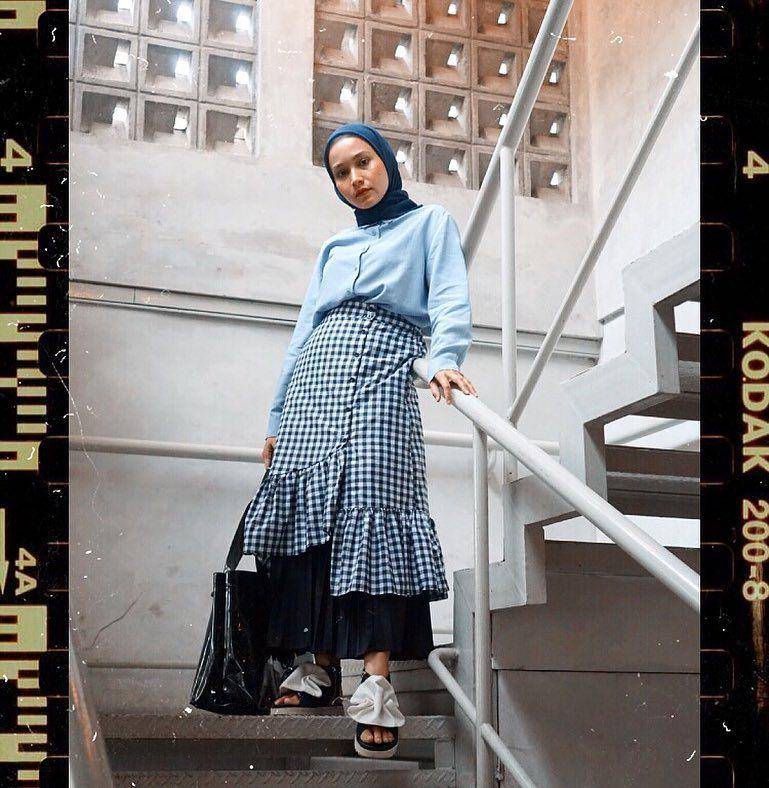 Outfit dengan bawahan rok ala selebgram Chairunnisa (instagram.com/nissachair)