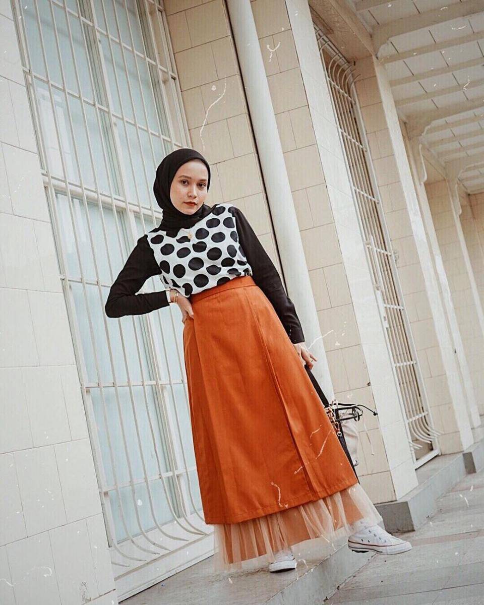 Outfit dengan bawahan rok ala selebgram Chairunnisa (instagram.com/nissachair)
