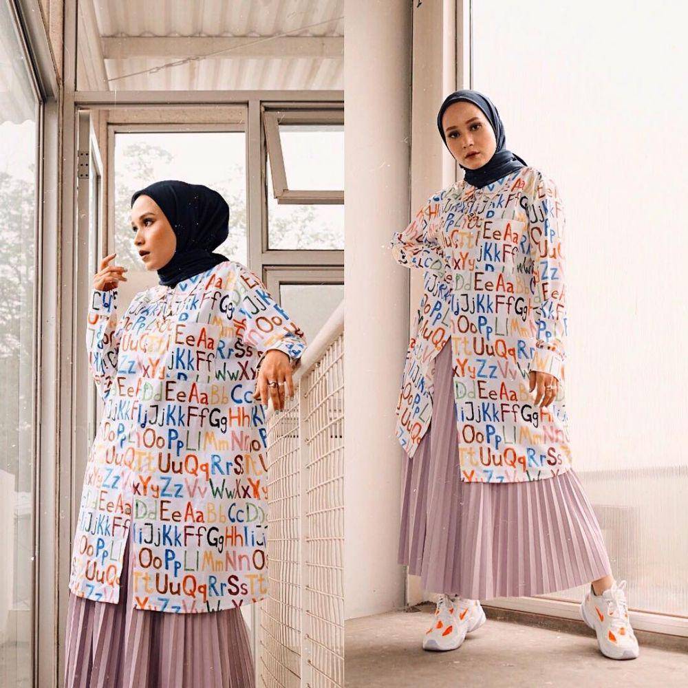 Outfit dengan bawahan rok ala selebgram Chairunnisa (instagram.com/nissachair)