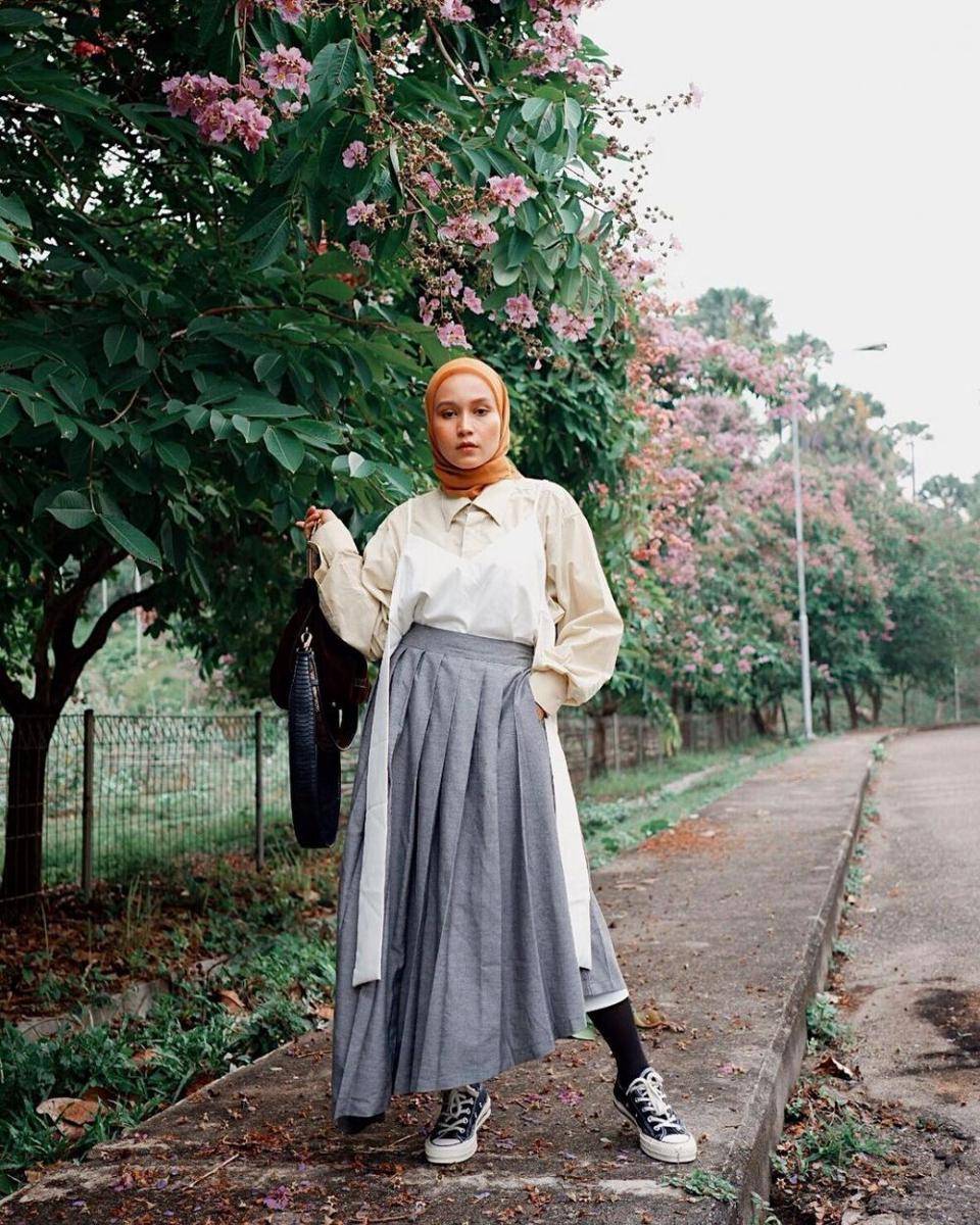 Outfit dengan bawahan rok ala selebgram Chairunnisa (instagram.com/nissachair)
