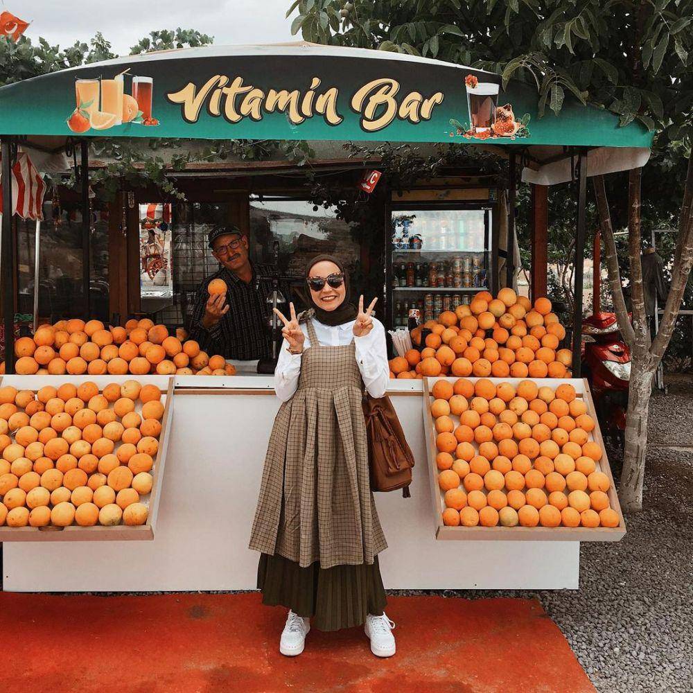 Outfit dengan bawahan rok ala selebgram Chairunnisa (instagram.com/nissachair)