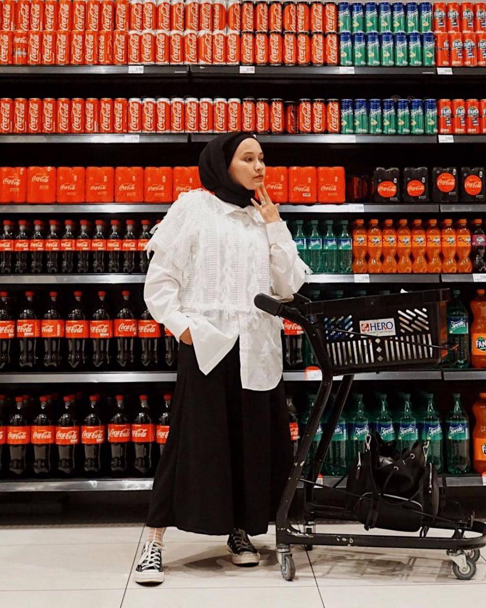 Outfit dengan bawahan rok ala selebgram Chairunnisa (instagram.com/nissachair)