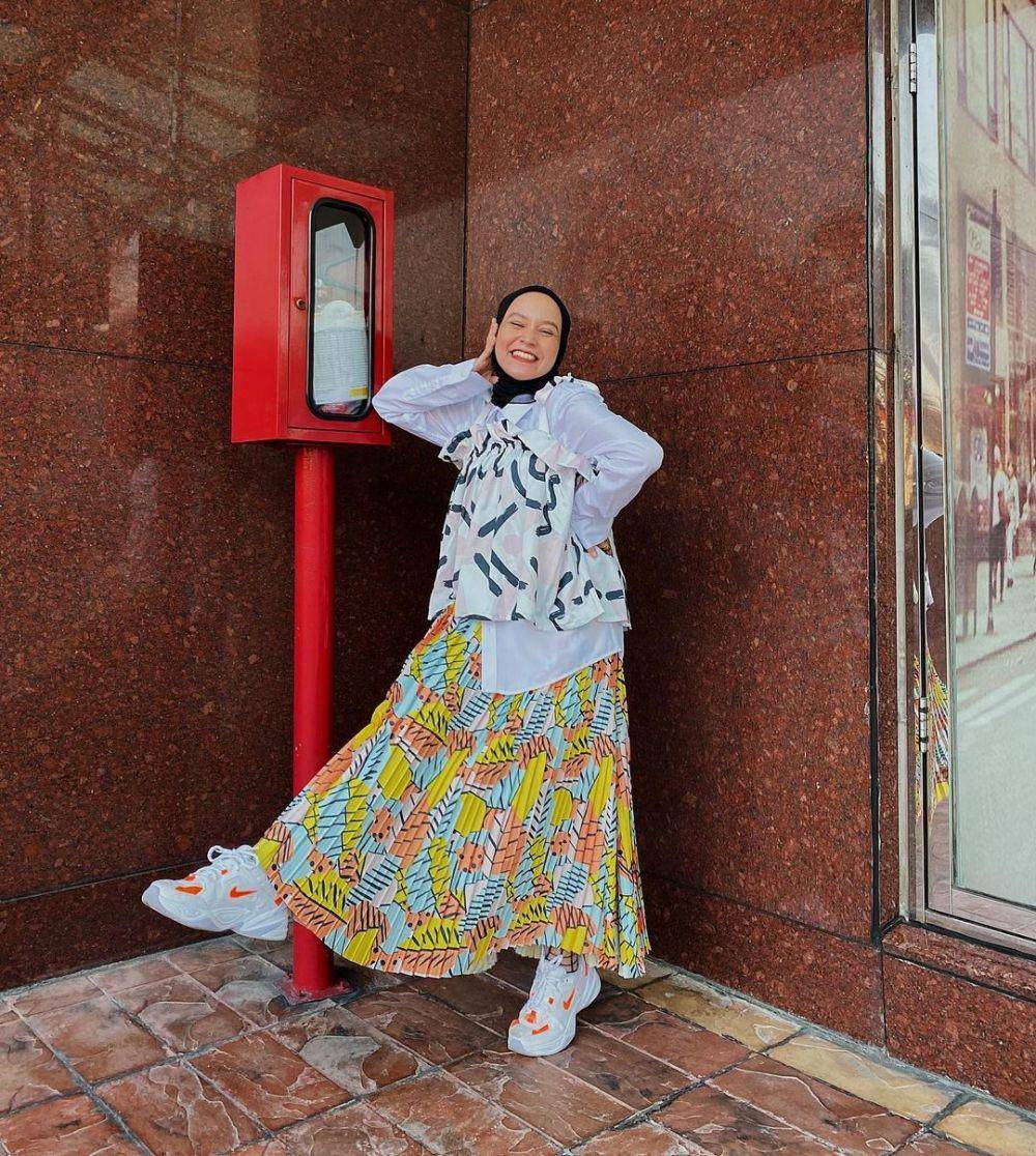 Outfit dengan bawahan rok ala selebgram Chairunnisa (instagram.com/nissachair)