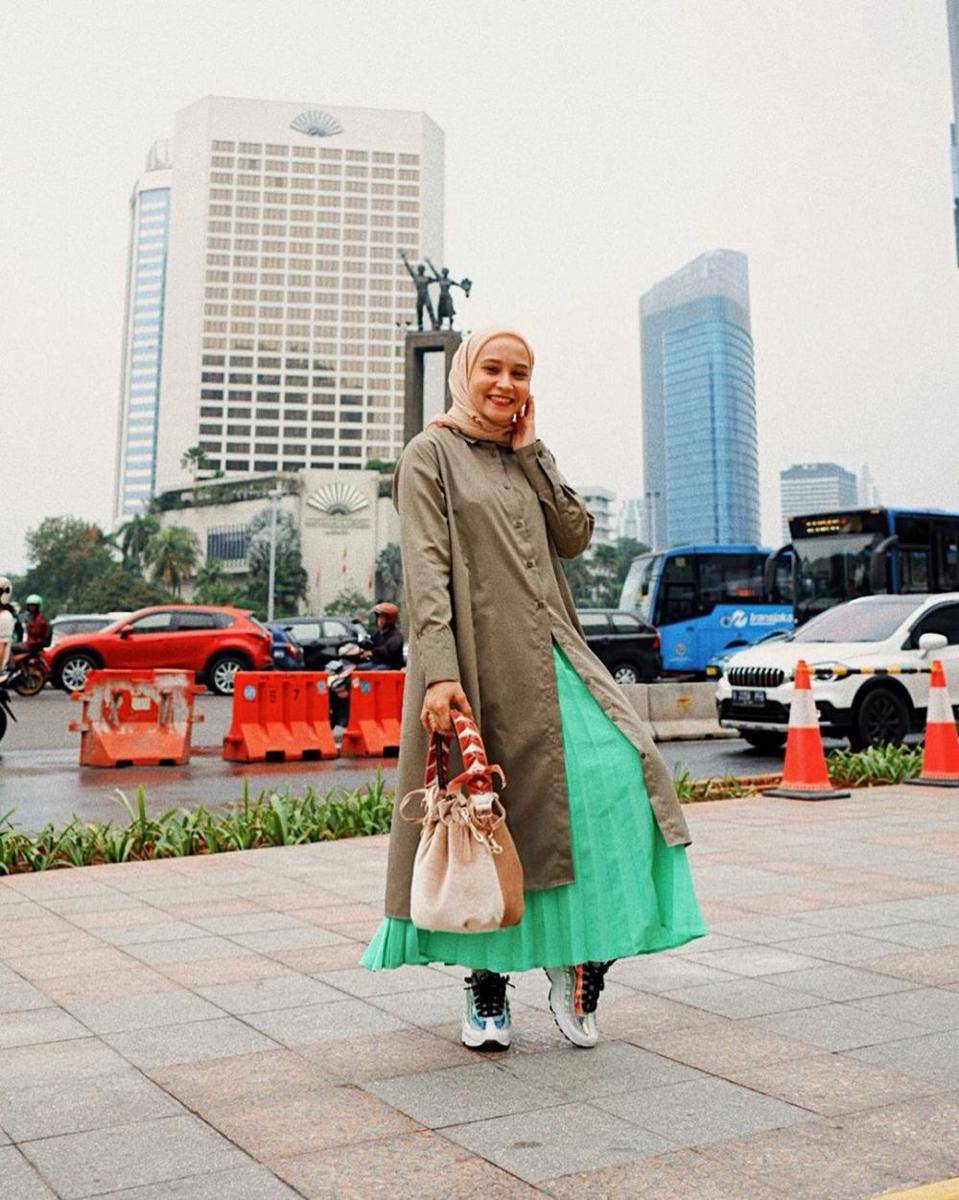 Outfit dengan bawahan rok ala selebgram Chairunnisa (instagram.com/nissachair)