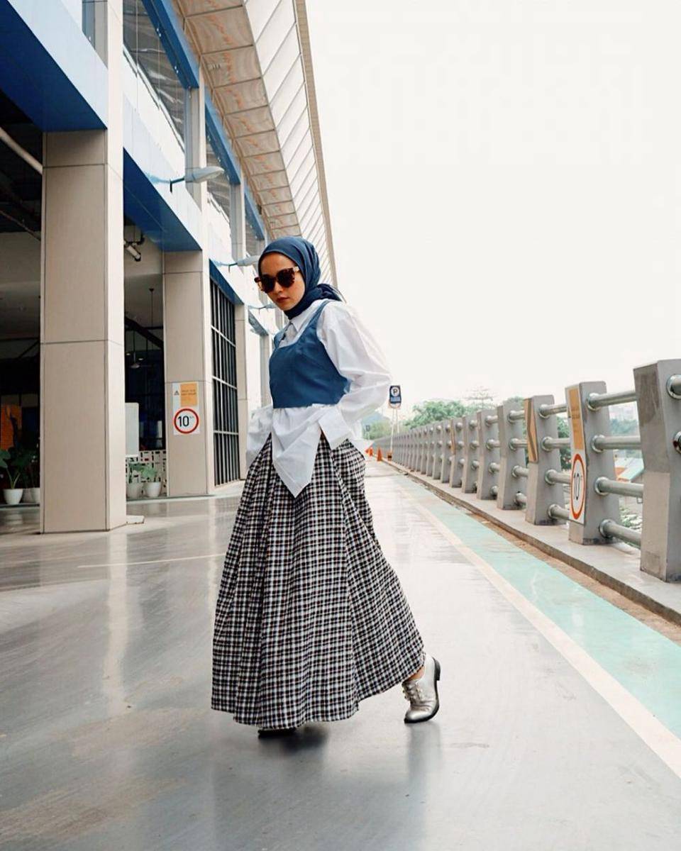 Outfit dengan bawahan rok ala selebgram Chairunnisa (instagram.com/nissachair)