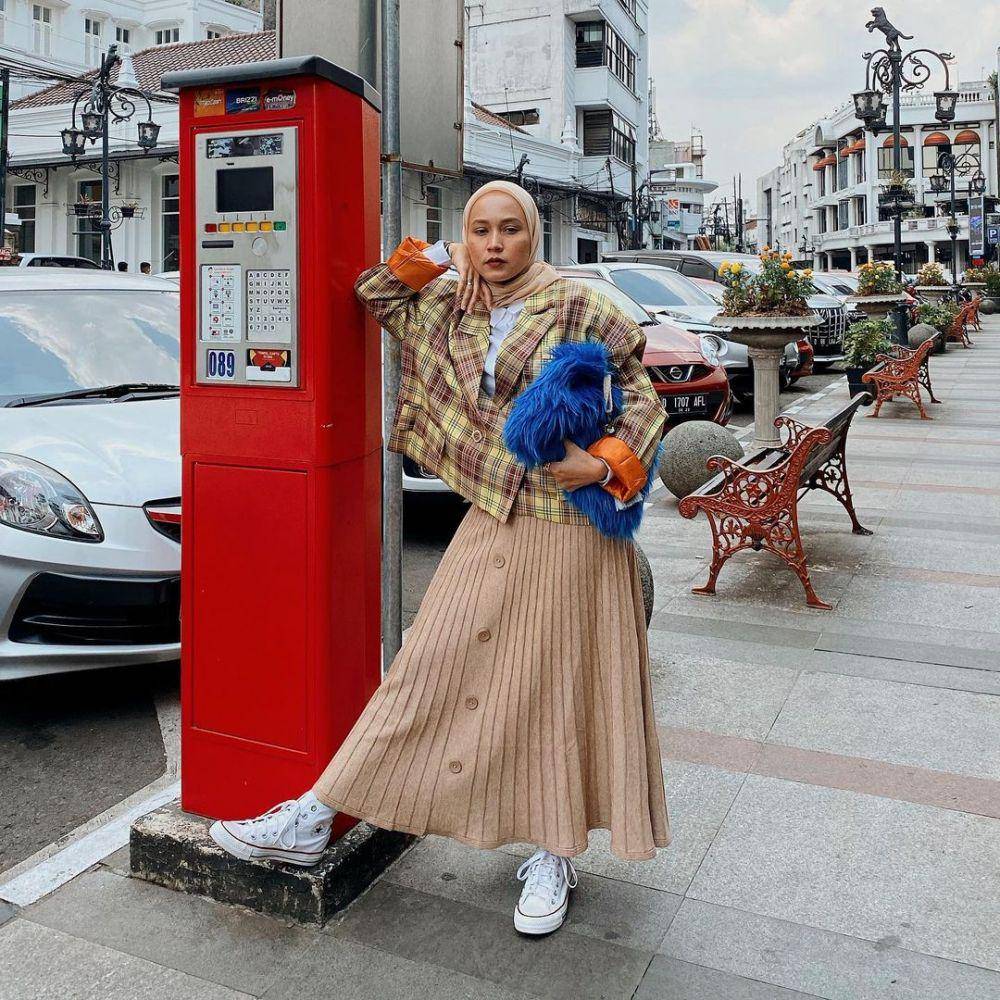 Outfit dengan bawahan rok ala selebgram Chairunnisa (instagram.com/nissachair)