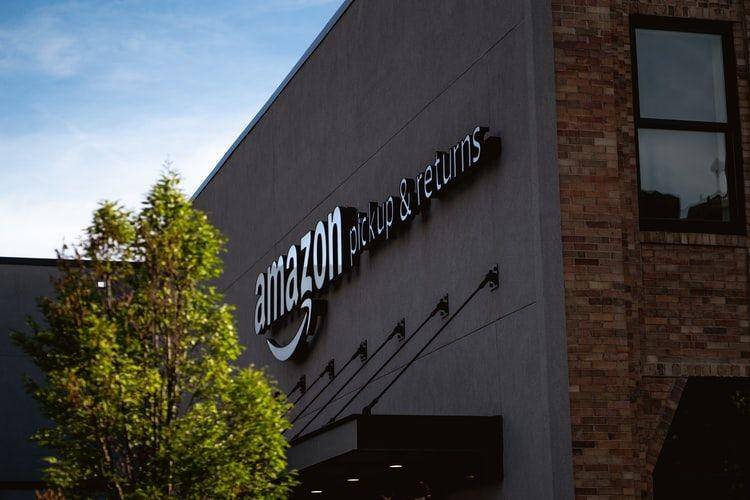 Kantor Amazon Pickup & Returns di Philadelphia (unsplash.com/@bryanangelo)