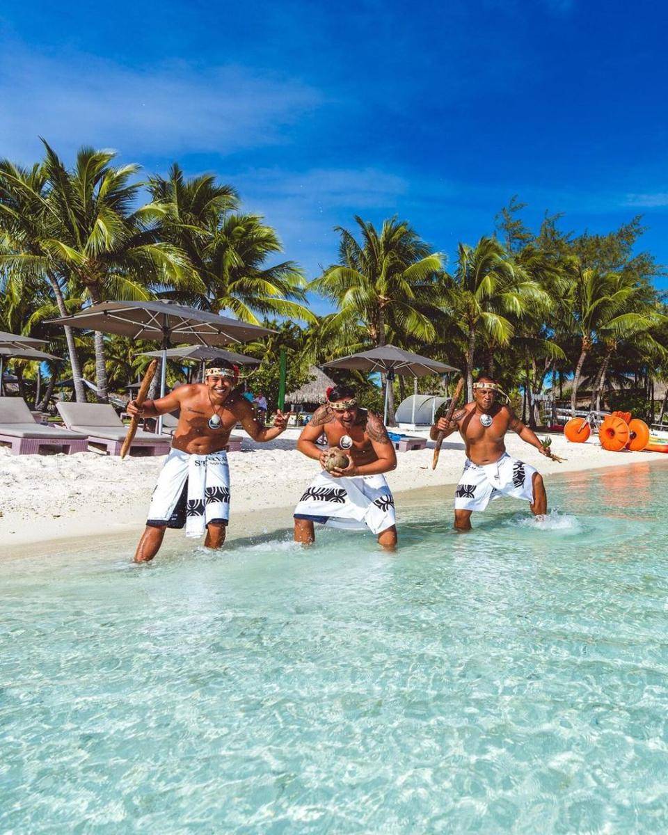 orang-orang memakai tato di Pulau Bora Bora. (instagram.com/stregisborabora)