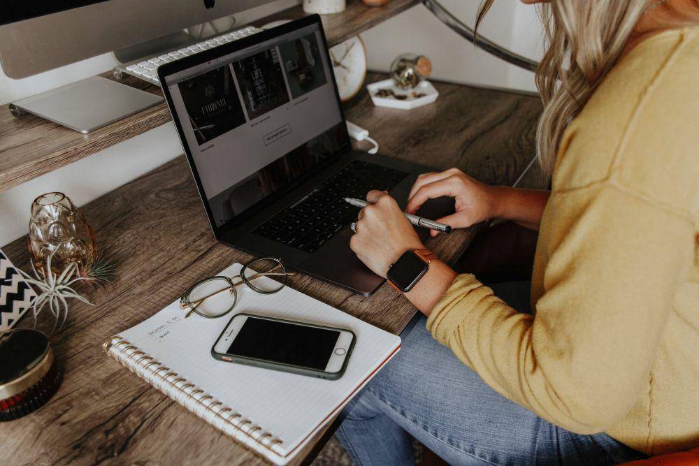 ilustrasi wanita sedang menulis (unsplash.com/@corinnekutz)