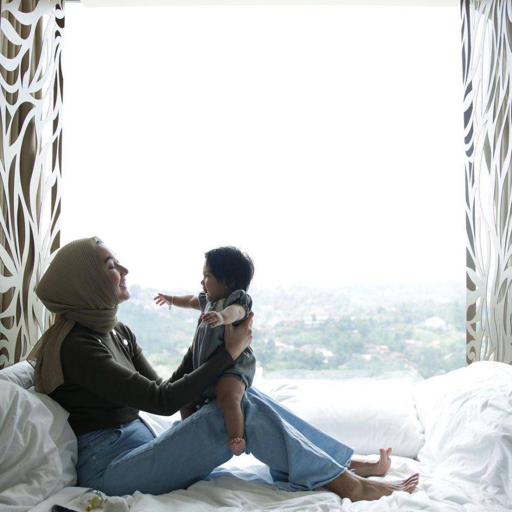 Kevin Liliana saat momong anak (Instagram.com/kevinlln)