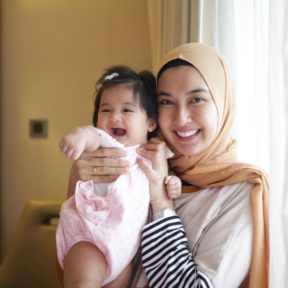 Kevin Liliana saat momong anak (Instagram.com/kevinlln)