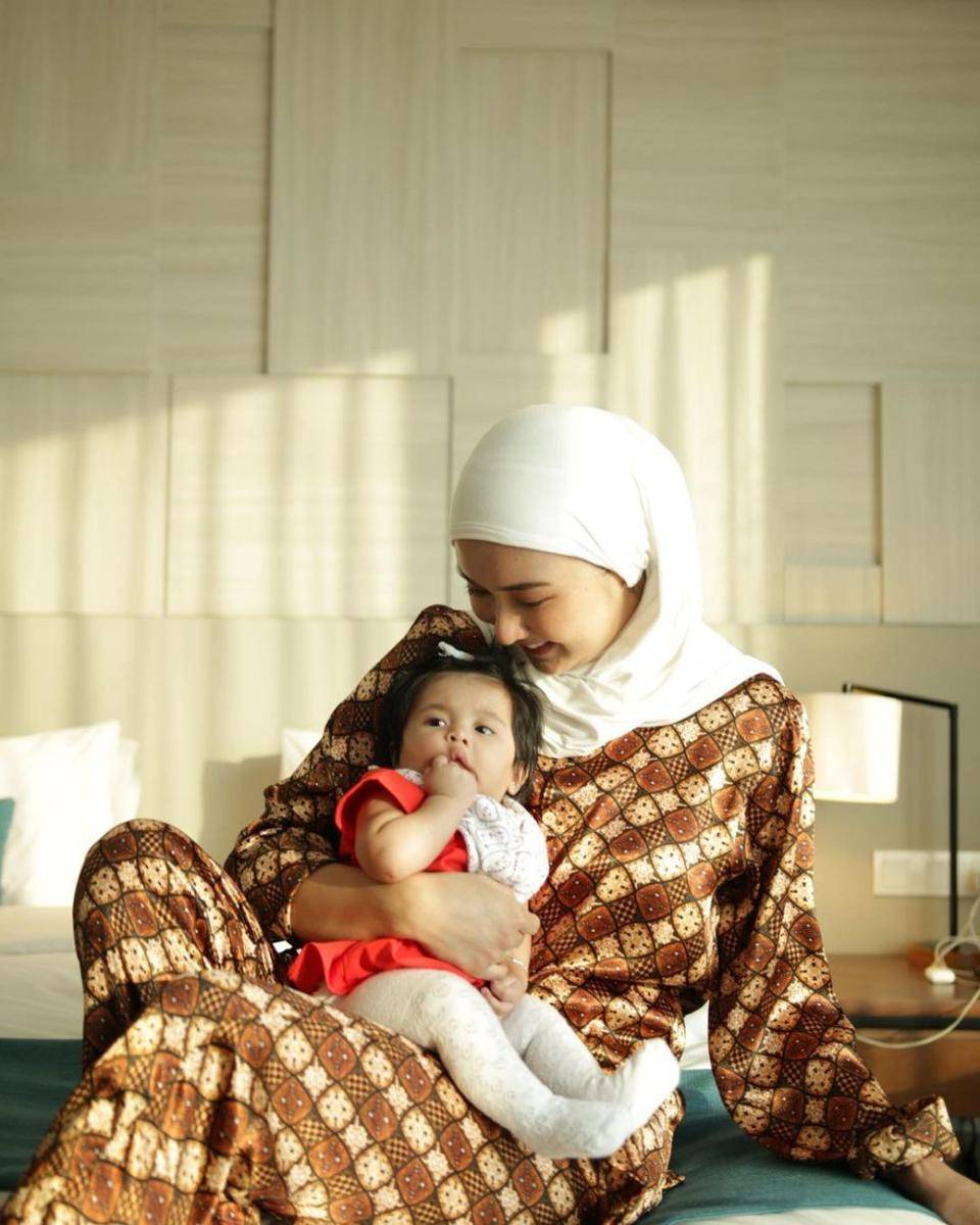 Kevin Liliana saat momong anak (Instagram.com/kevinlln)